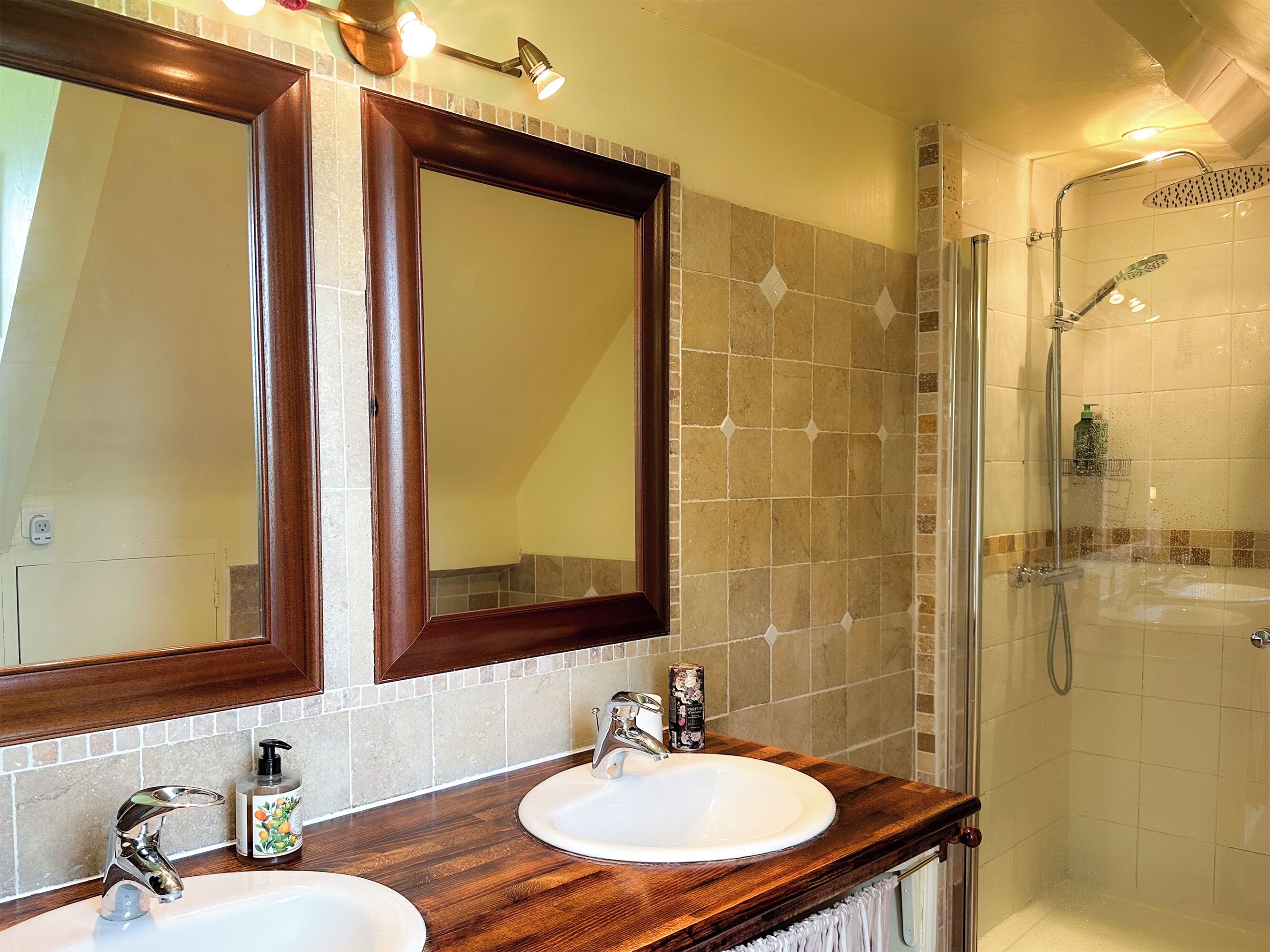 Deluxe-Doppelzimmer | Badezimmer | Hydromassagedusche, Haartrockner, Bademäntel, Handtücher