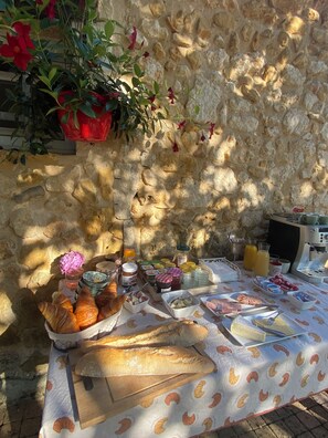 Free daily continental breakfast