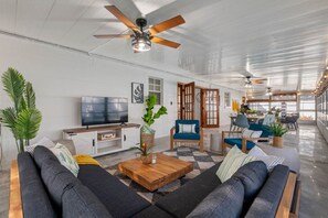 Una Smart TV, videojuegos, un futbolín, una oficina