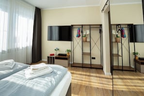 2 slaapkamers, een bureau, een strijkplank/strijkijzer, reisbedje