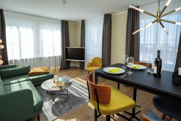 Een televisie, een tafeltennistafel, boeken en een stereo