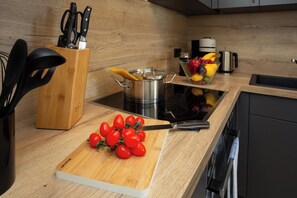 Fridge, oven, stovetop, dishwasher