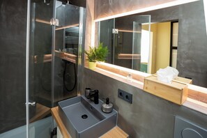 Douche, sèche-cheveux, serviettes fournies