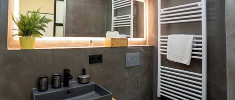Dusche, Haartrockner, Handtücher