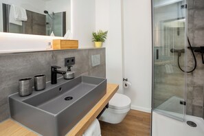 Douche, sèche-cheveux, serviettes fournies