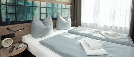 1 dormitorio, escritorio, tabla de planchar con plancha y cuna de viaje