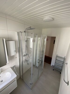 Ferienhaus, 4 Schlafzimmer, Raucher, Terrasse | Badezimmer