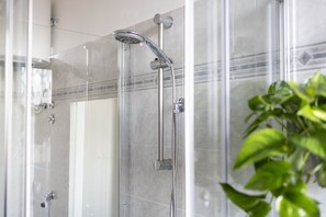 Asciugacapelli, asciugamani, sapone, shampoo