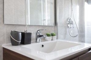 Haartrockner, Handtücher, Seife, Shampoo