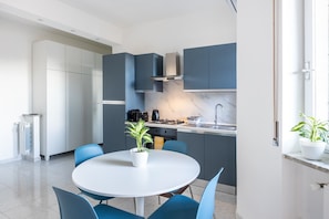 Kühlschrank, Ofen, Herdplatte, Geschirrspüler