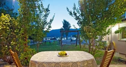 Villa Elli 2: Seaside villa with garden