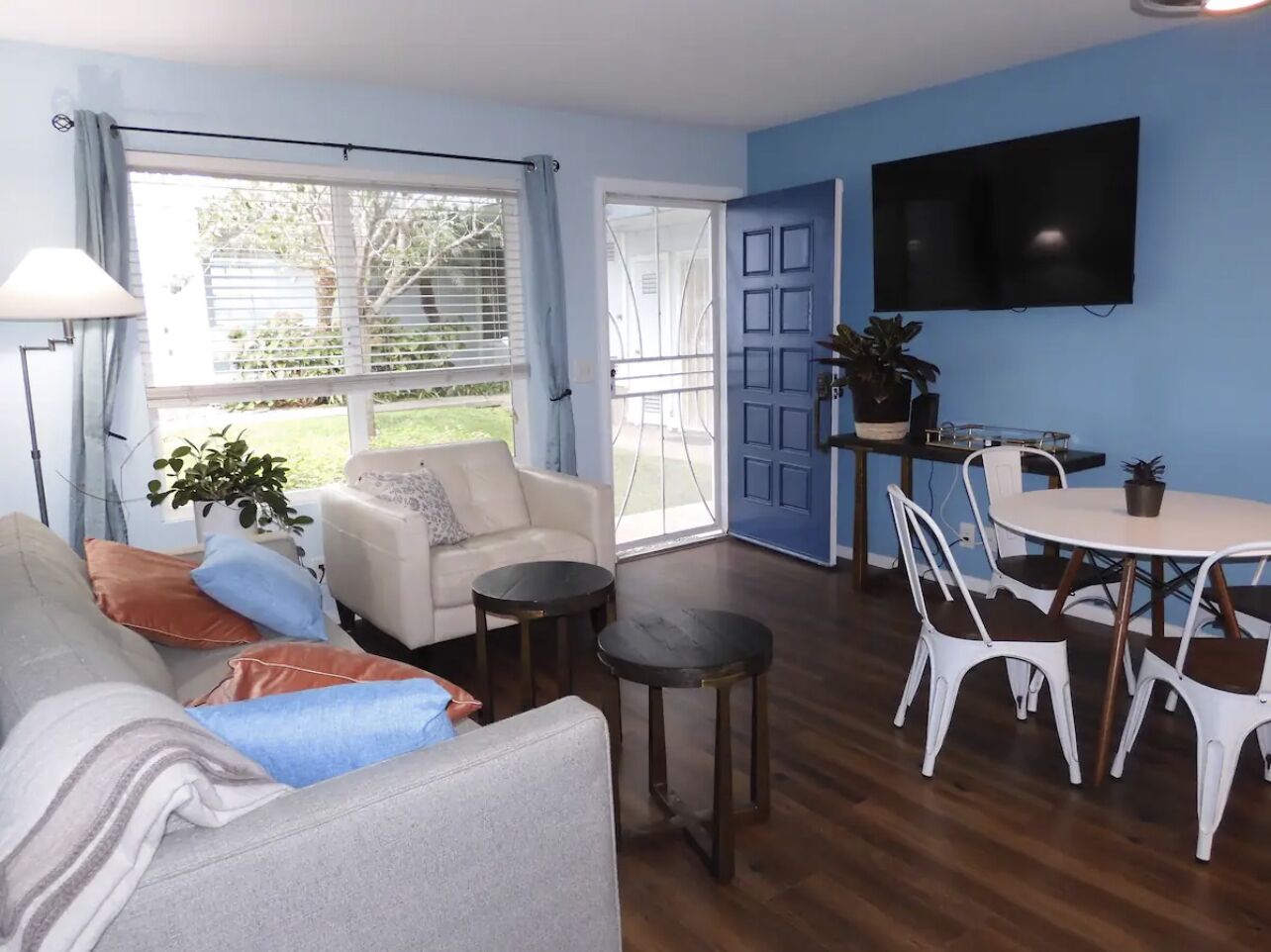 Cozy Bungalow + Walk to Beach + Attractions
