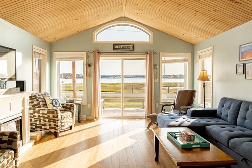 Waterfront Cottage in Stanley Bridge—Bay Views, Sleeps 8, Near Cavendish