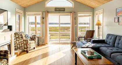 Waterfront Cottage in Stanley Bridge—Bay Views, Sleeps 8, Near Cavendish