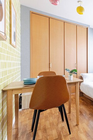 Basic-Apartment | Verdunkelungsvorhänge, Bügeleisen/Bügelbrett, kostenloses WLAN