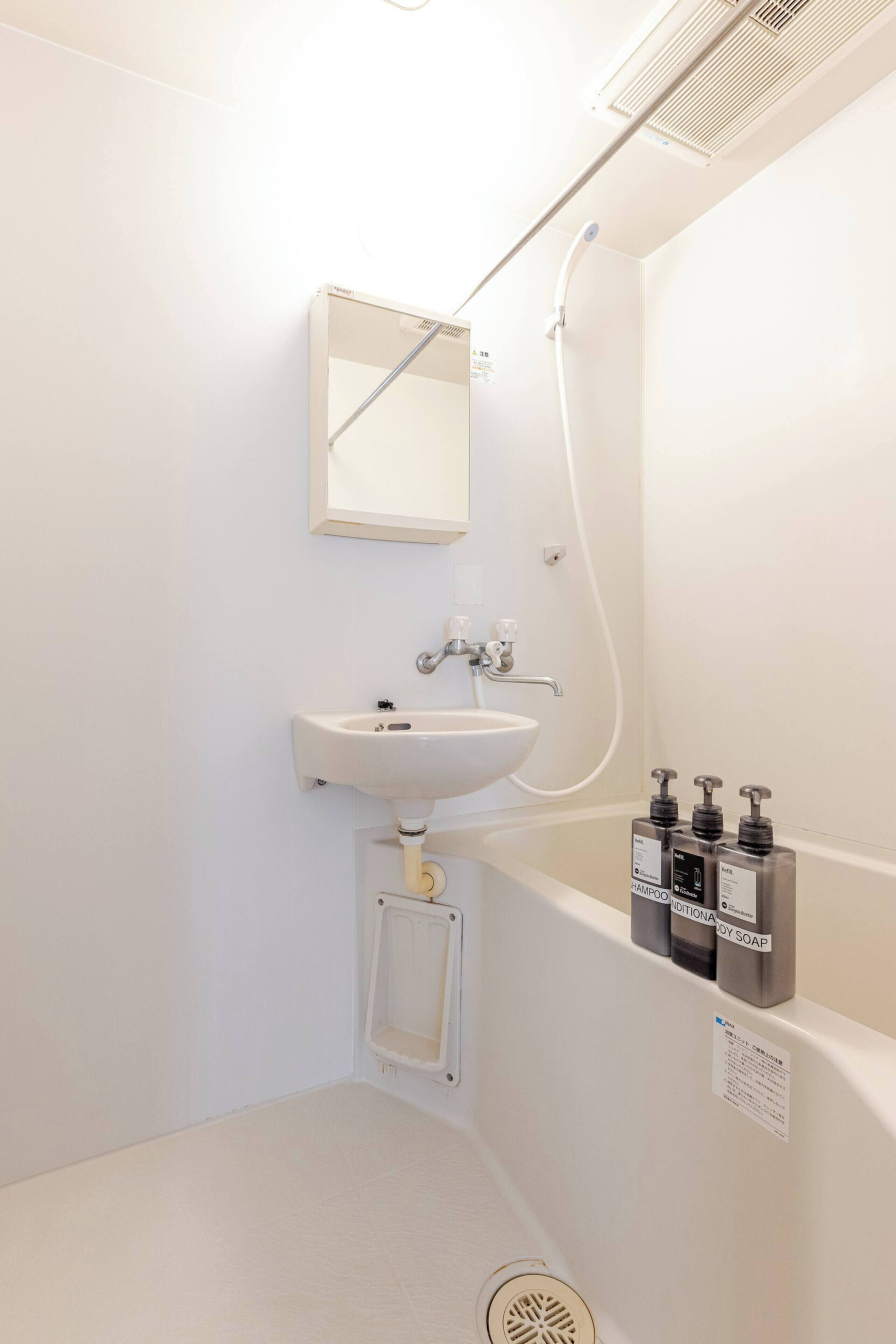 Perushuoneisto | Kylpyhuone | Suihkun ja ammeen yhdistelmä, hiustenkuivaaja, pyyhkeet, saippua