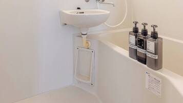 Perushuoneisto | Kylpyhuone | Suihkun ja ammeen yhdistelmä, hiustenkuivaaja, pyyhkeet, saippua