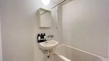 Apartamento básico | Baño | Ducha y bañera combinadas, secador de pelo, toallas y jabón