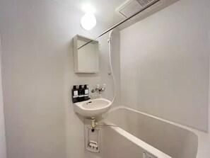 Departamento básico | Baño | Tina con regadera, secadora de cabello, toallas, jabón