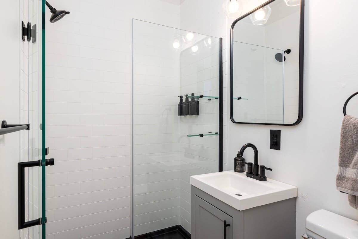 Een douche, een haardroger, een bidet, handdoeken