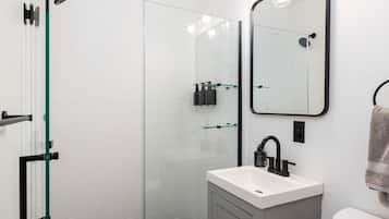 Een douche, een haardroger, een bidet, handdoeken