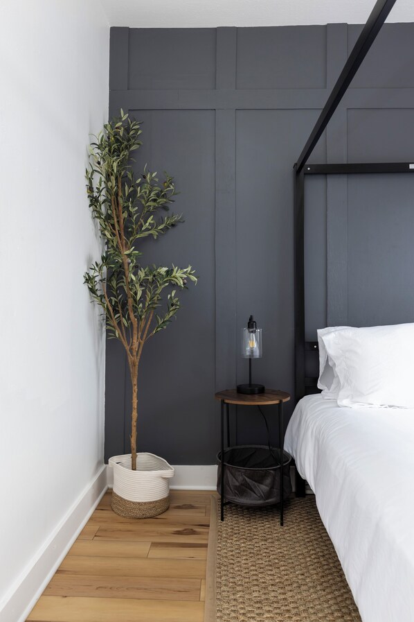 2 habitaciones, escritorio y tabla de planchar con plancha