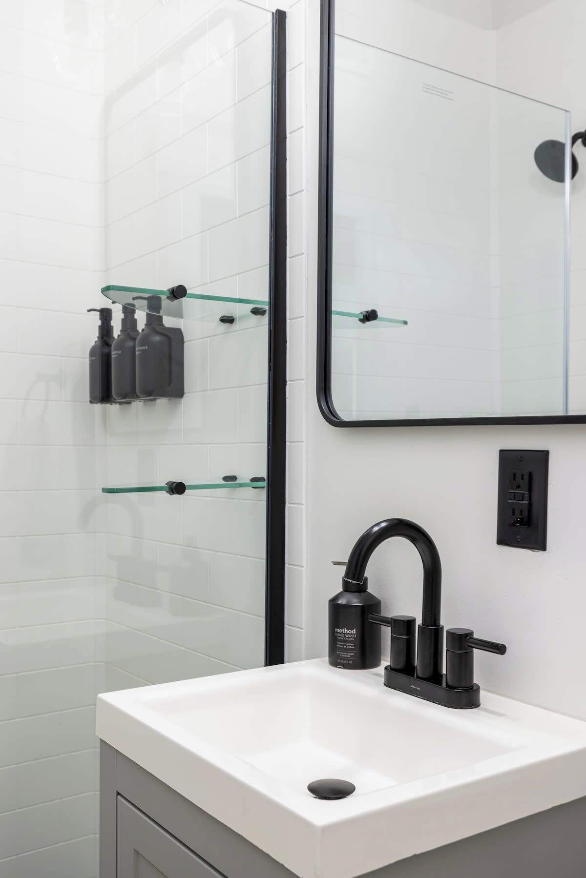 Douche, sèche-cheveux, serviettes fournies, shampoing