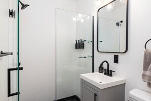 Douche, sèche-cheveux, bidet, serviettes fournies