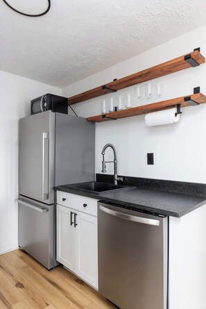 Kühlschrank, Mikrowelle, Ofen, Herdplatte