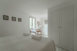 8 室のベッドルーム、旅行用ベビーベッド、WiFi (無料)、ベッドシーツ