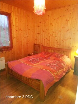 4 soverom, strykejern/-brett, reiseseng for barn og sengetøy