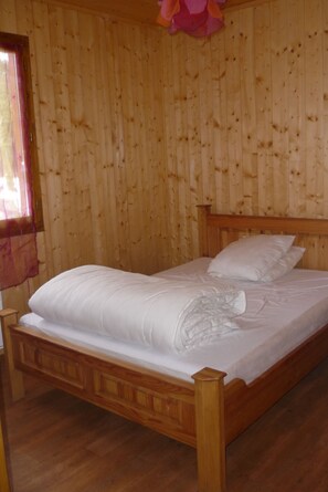 4 bedrooms, iron/ironing board, travel cot, bed sheets