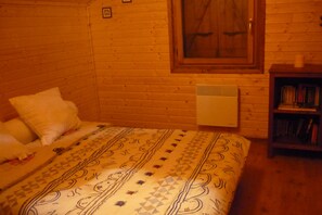 4 bedrooms, iron/ironing board, travel crib, bed sheets - Chalet Classé 3 Étoiles par L'office du Tourisme du Jura, 6/8 Personnes (Moirans-en-Montagne)