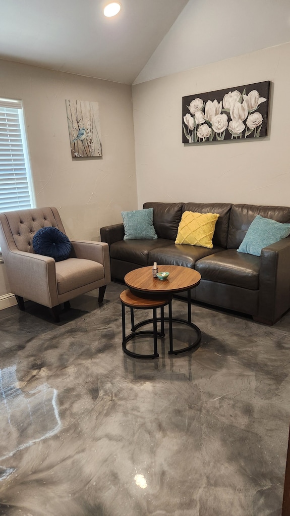 Adorable 2-bedroom Guesthouse With Free Parking - Lake Worth, TX