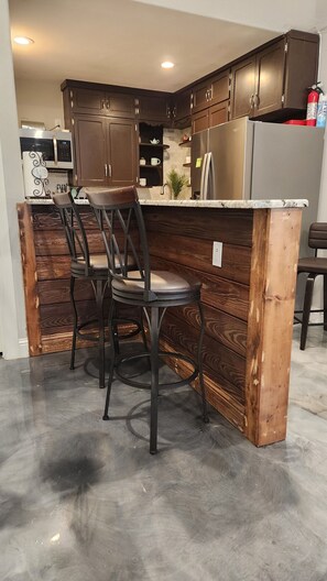 Geladeira, micro-ondas, fogão, cooktop