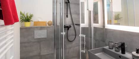 Dusche, Haartrockner, Handtücher