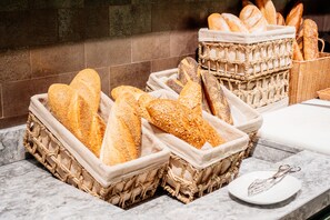 Free daily buffet breakfast - Bellevue Konferencia és Wellness Hotel (Esztergom)