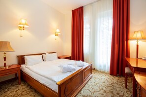 Desk, soundproofing, free WiFi, bed sheets - Bellevue Konferencia és Wellness Hotel (Esztergom)