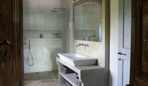 Dusche, Haartrockner, Bidet, Handtücher