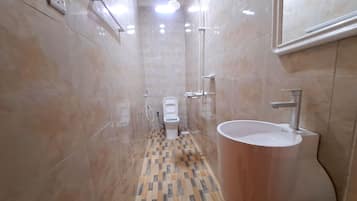 Executive-Doppelzimmer | Badezimmer | Hausschuhe, Handtücher