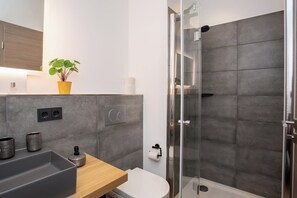 Een douche, een haardroger, handdoeken