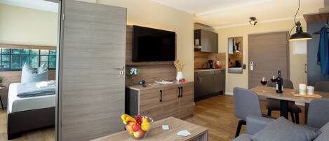 Tv, bordtennisbord, bøger, stereoanlæg