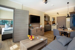 Tv, bordtennisbord, bøger, stereoanlæg