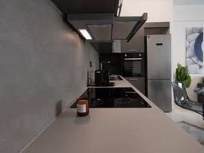 Kjøleskap, mikrobølgeovn, ovn og kaffetrakter/tekoker