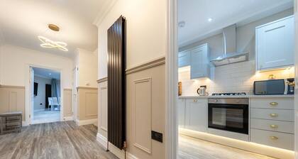 Brand New House by Canary Wharf/ Bow