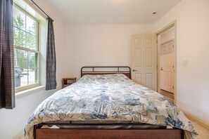 5 bedrooms, desk, iron/ironing board, travel cot