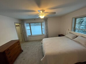 5 Schlafzimmer, Schreibtisch, Bügeleisen/Bügelbrett, Reisekinderbett