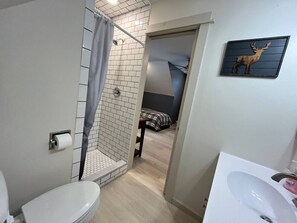 Douche, sèche-cheveux, serviettes fournies
