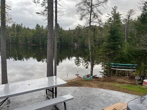 Outdoor dining - Private Wolf Pond House In The Heart Of The Adirondacks (Lake Placid)