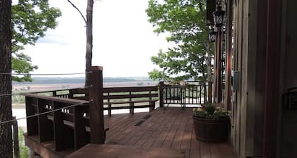Fish Haus: charming cottage with breathtaking views of the Missouri River!!
